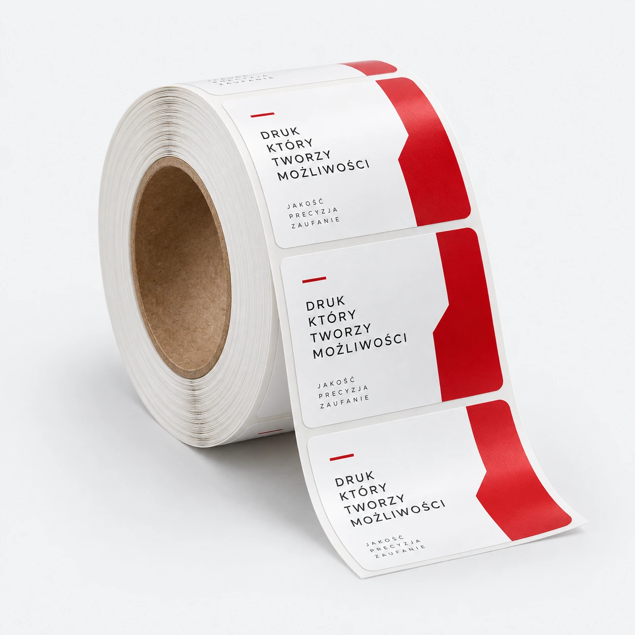 Rolka białych etykiet z czerwonymi polami i czarną typografią